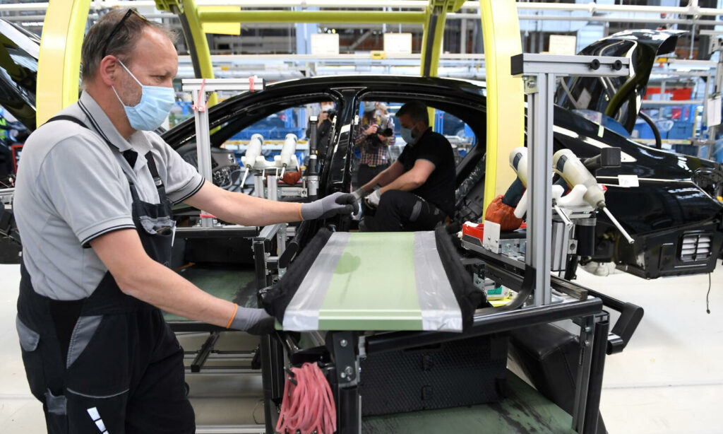 En arbetsande på en biltillverkningsanläggning (AI text)