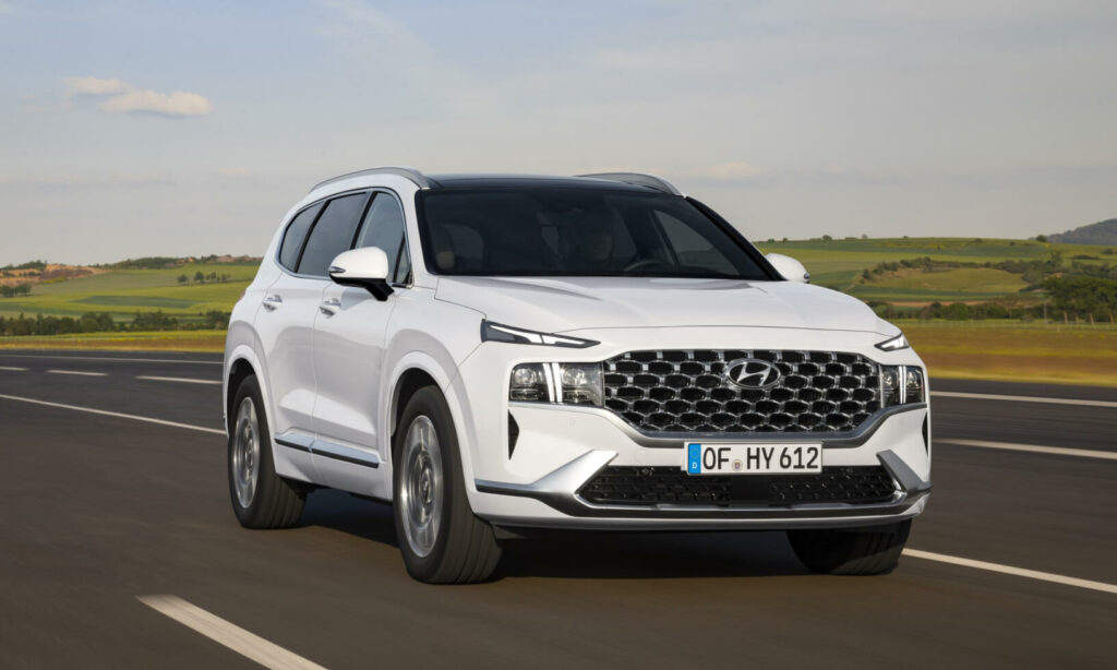 2020 Hyundai Santa Fe kör ned vägen (AI text)