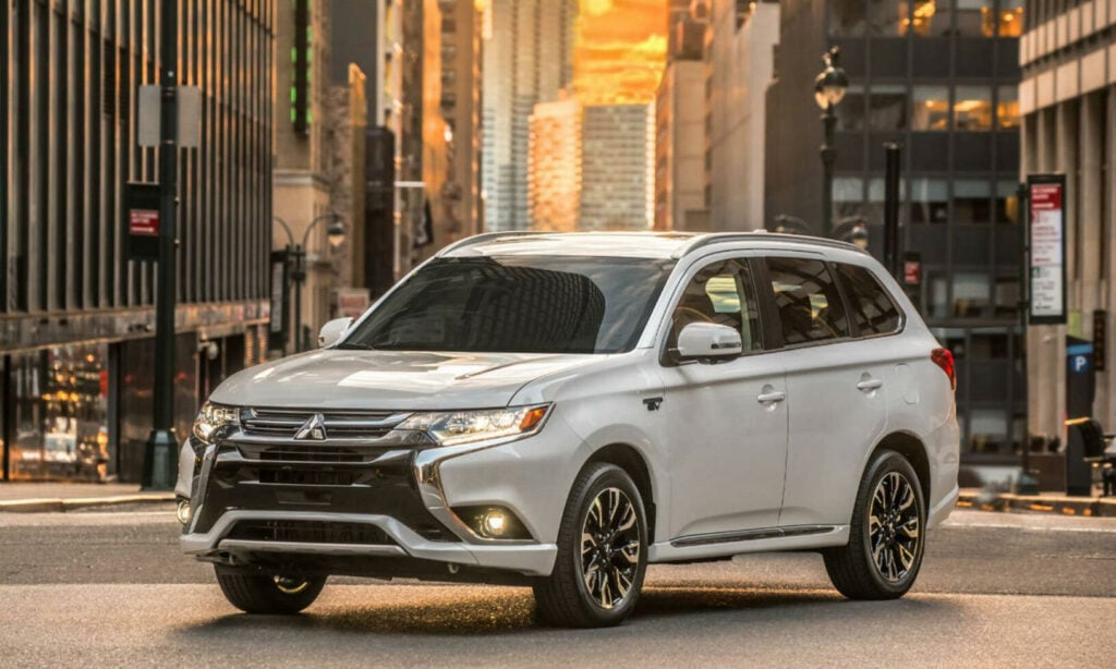 En vit 2019 Mitsubishi Outlander parkerad på en stadsgata. (AI text)
