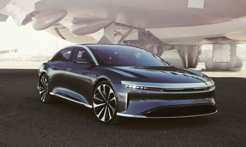 En framtida bil står parkerad framför ett planet. (AI text)