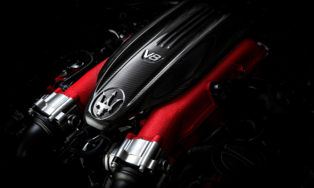 En röd och svart motor på en svart bakgrund. (AI text)