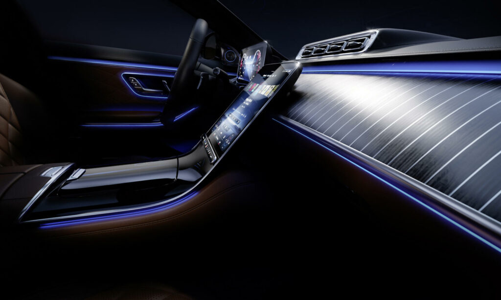 En bil med solpanel på insidan. (AI text)