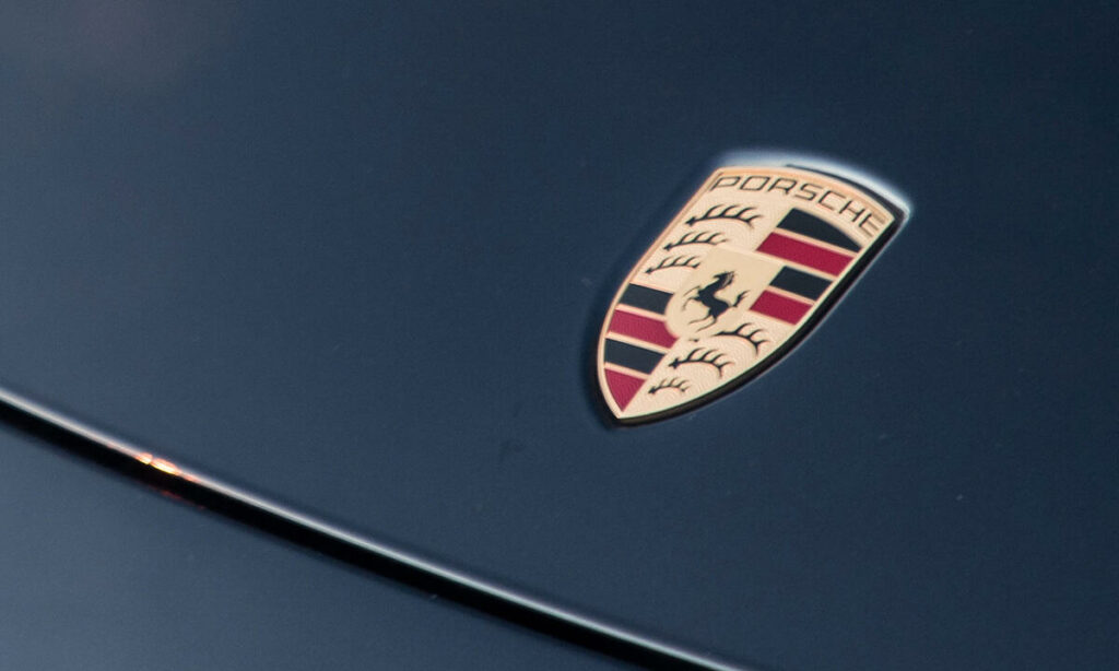 En Porsche 911 Carrera S luftintagshuvudmärke (AI text)