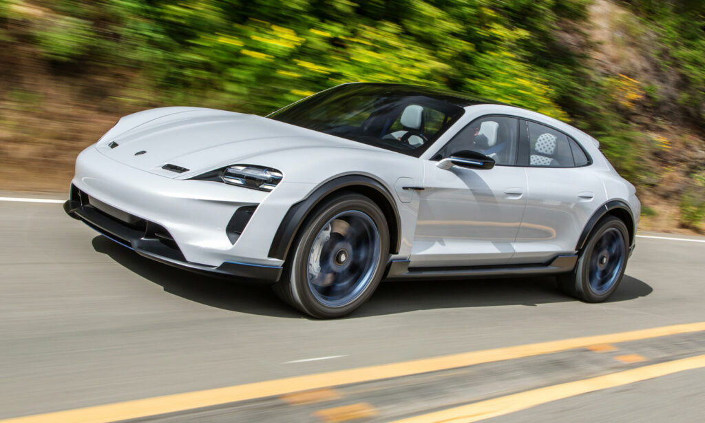 Porsche E-tron kör nerför en bergsväg. (AI text)