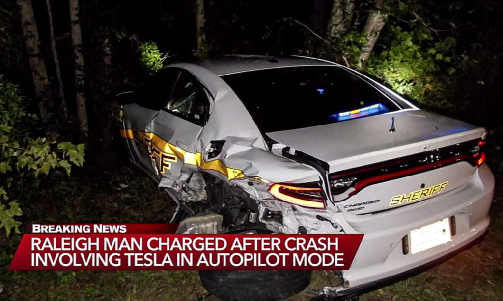 En polisbil är parkerad i skogen efter en krasch. (AI text)