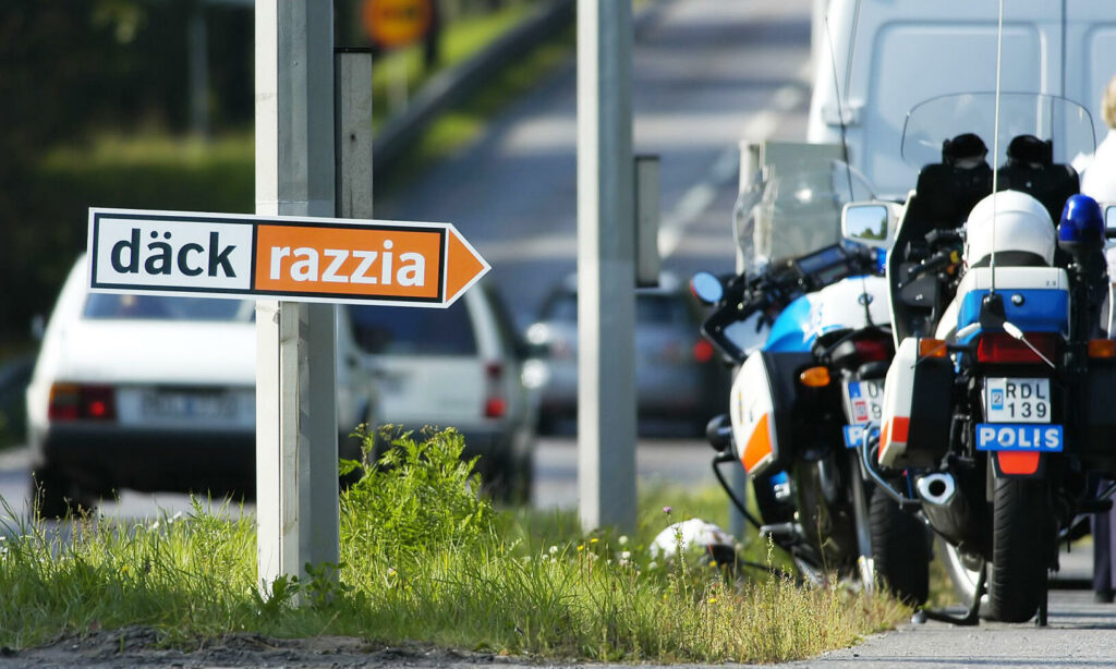 En motorcykel står parkerad vid sidan av vägen. (AI text)