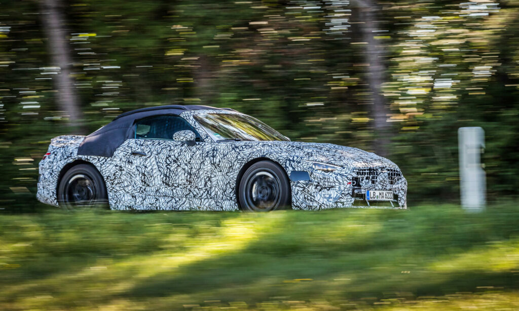 BMW Z4 snubbiges på en väg (AI text)