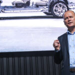 Cevt:s vd Mats Fägerhag förklarar CMA-plattformen under premiären av Lynk & Co i oktober 2016.