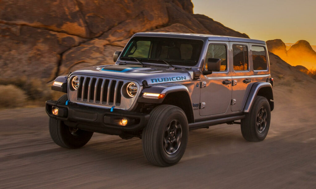 En Jeep Wrangler kör nedför en ökenväg. (AI text)