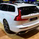 En vit Volvo V60 stationcar utställd på Shanghais bilsalong. (AI text)
