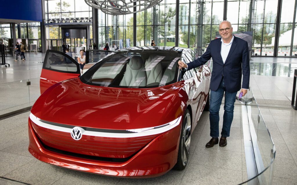 Jürgen Stackmann tillsammans med VW ID Vizzion som ger en föraning om hur nästa generation Passat kan se ut – eller åtminstone den elektriska motsvarigheten.