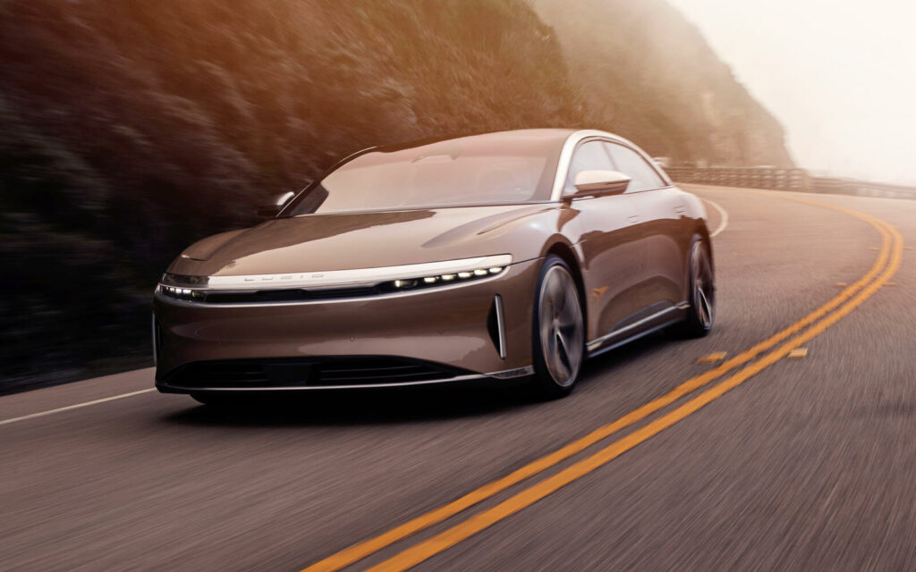 en person kör en bil på en väg (AI text)