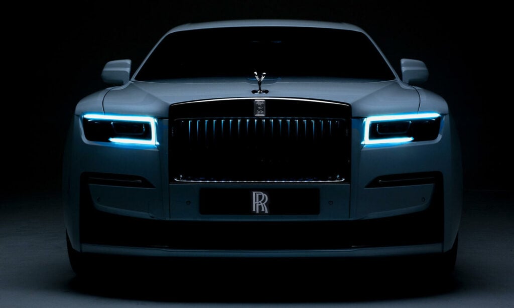 En Rolls-Royce Phantom i mörkret (AI text)