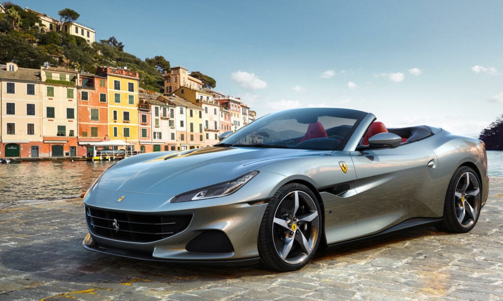 En Ferrari California parkerad på en gata framför ett byggnad. (AI text)