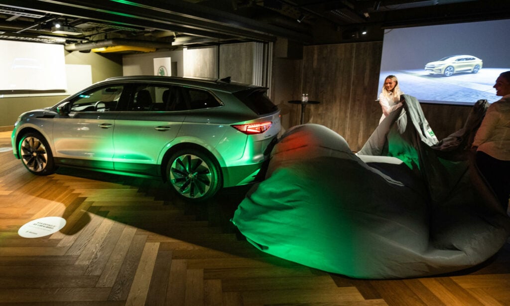 Skoda Enyaq visas upp i Stockholm under veckan för 400 av de 4.000 som visat anmält intresse att köpa bilen. Under helgen ska bilen visas upp på Täby Centrum.