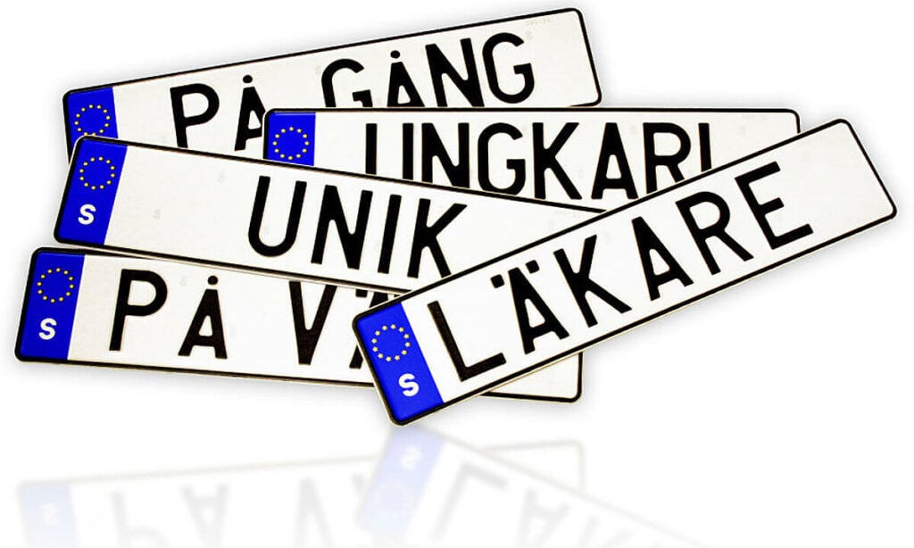 En grupp gatubelysningar med olika språk. (AI text)