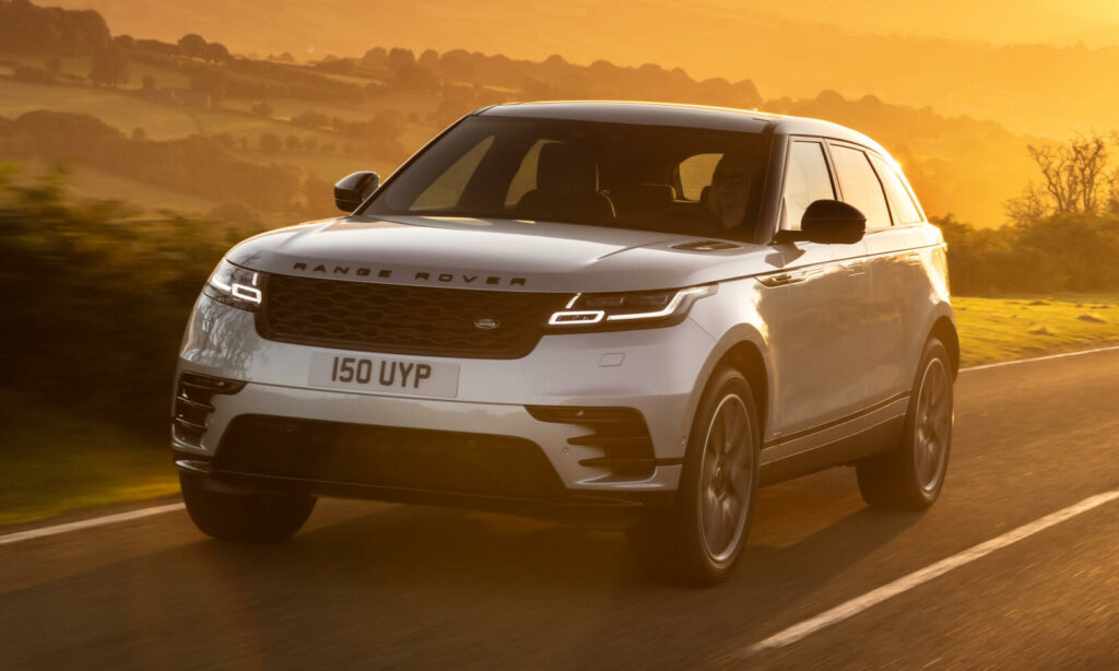 En vit Range Rover Evoque kör nedför en landsväg. (AI text)