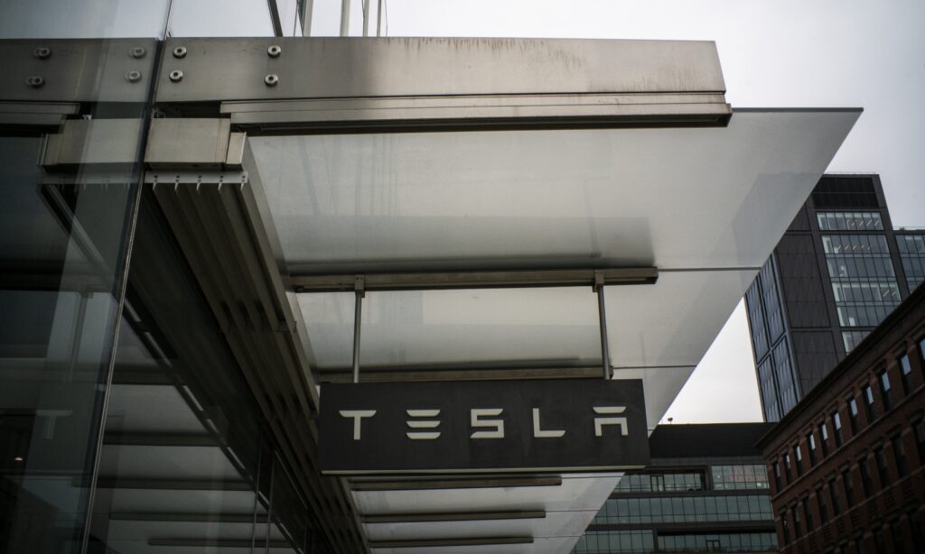 Tesla-logotyp på en byggnad (AI text)