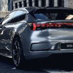 En futuristisk bil parkerad i en stad. (AI text)