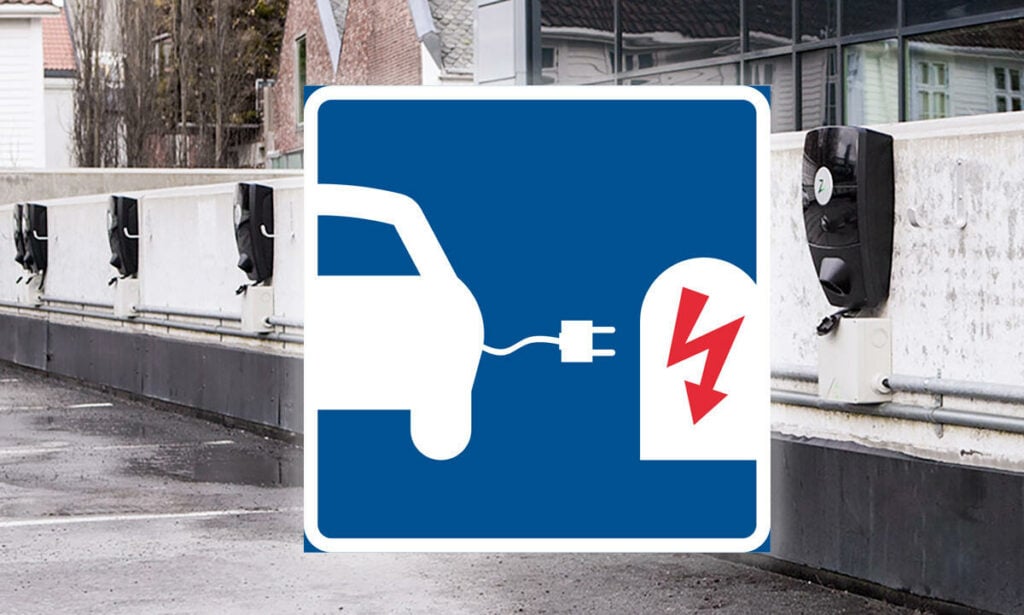 En bil är parkerad på en gata med en skylt. (AI text)