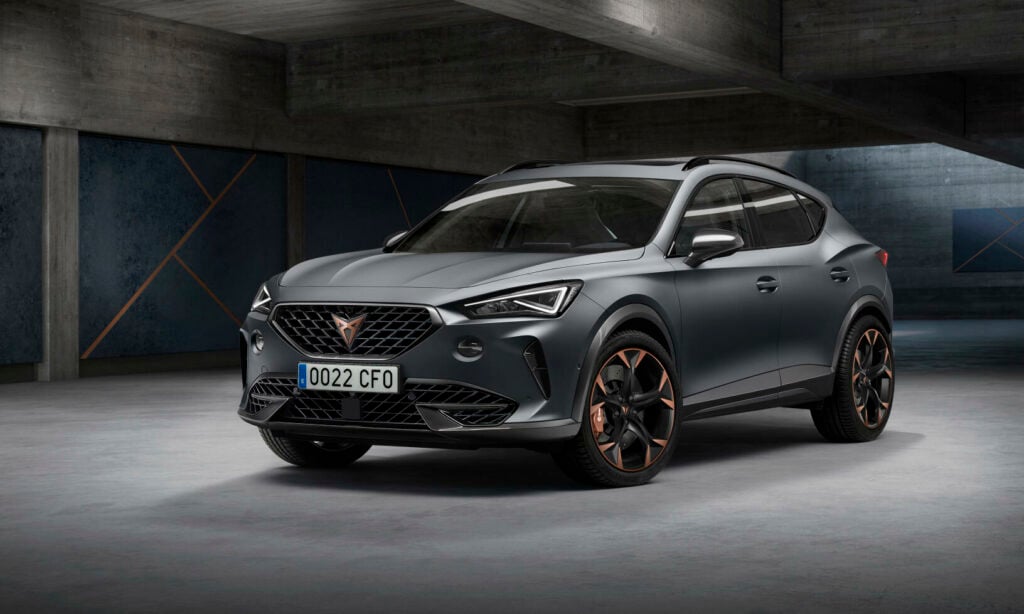 den nya 2019 DSC Trident SUV i en mörk garageläktare (AI text)