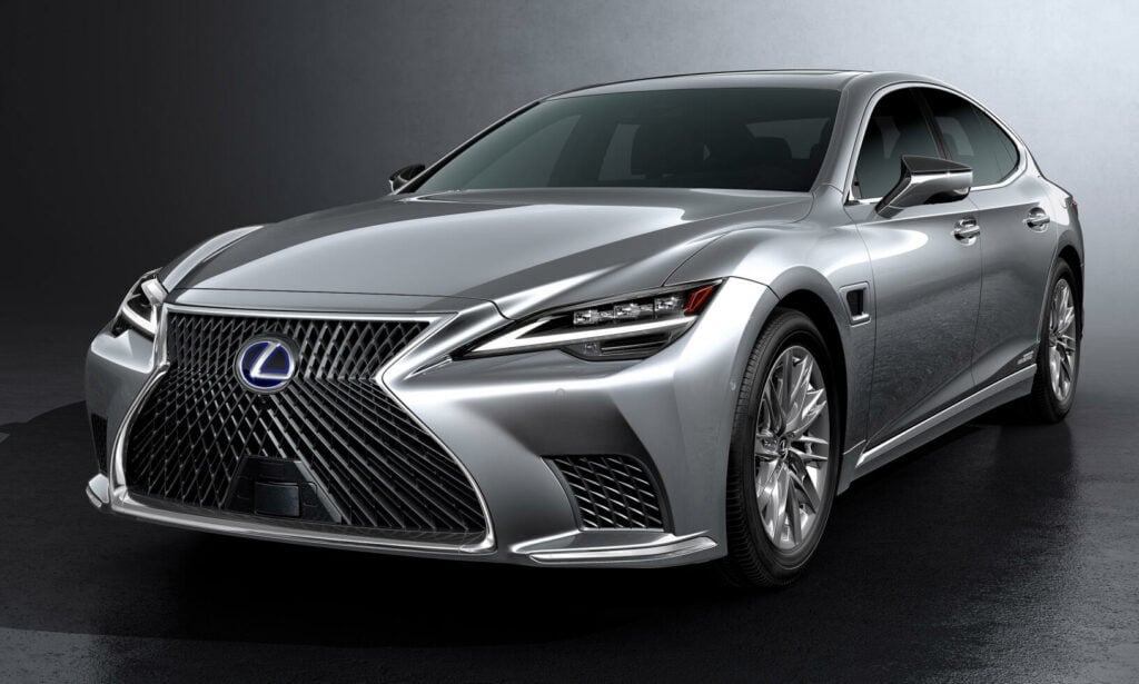 Lexus LS är en lyxig sedan. (AI text)