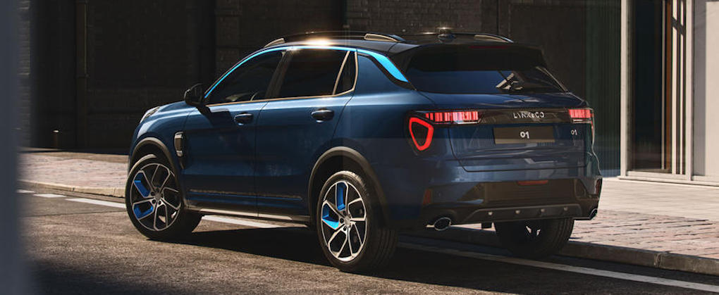 En blå SUV parkerad på en stadsgata (AI text)