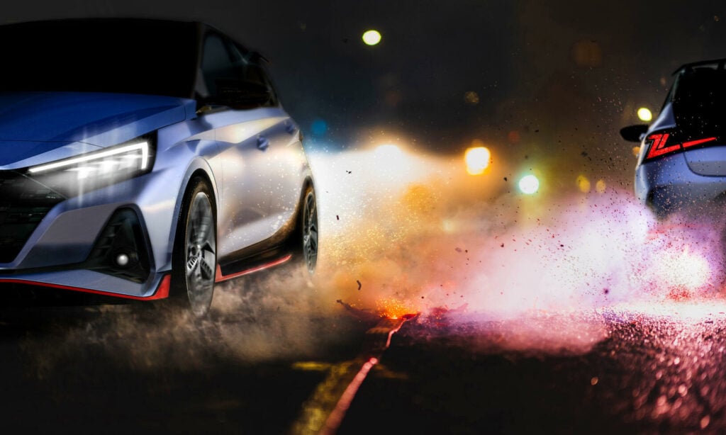 En bil körer ner en gata på natten. (AI text)