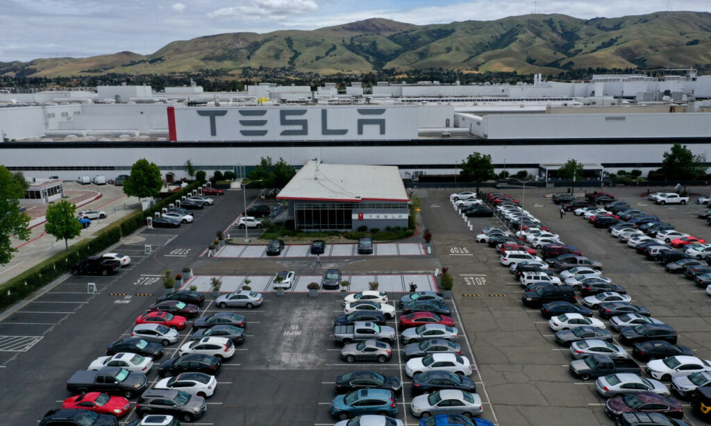 En Tesla-fabrik i Sacramento, Kalifornien. (AI text)
