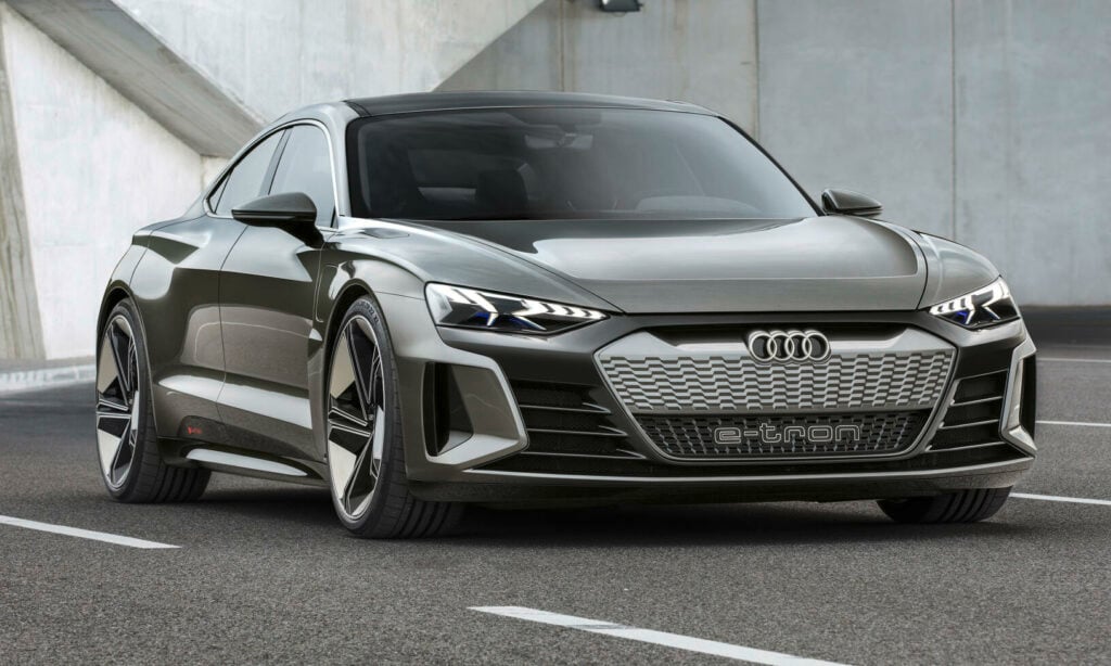 Audi TT-konceptet är parkerat framför ett byggnad. (AI text)