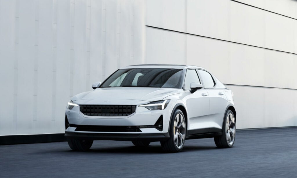 Volvo XC90 EV står parkerad framför ett byggnad. (AI text)