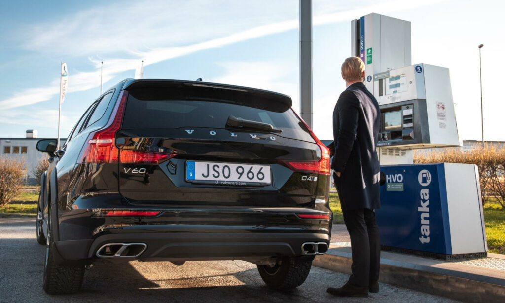 En Volvo XC90-terrängbil vid en bensinstation. (AI text)