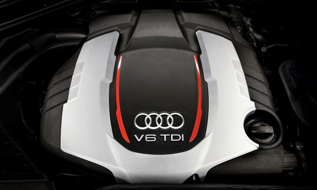 Audi TT:s motor visas i bilden. (AI text)