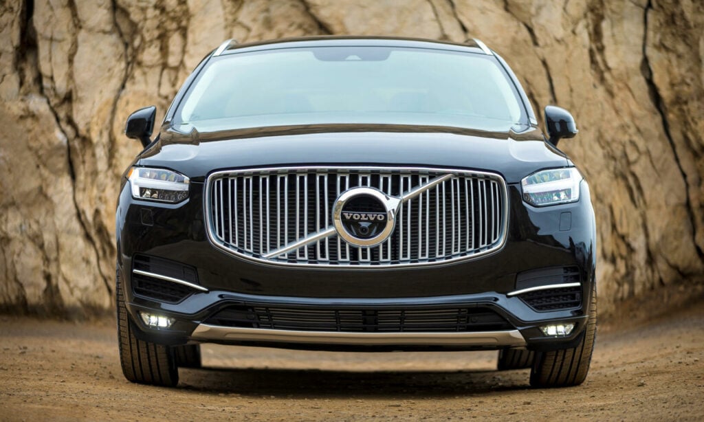 Volvo XC90-ovan SUV parkerad framför ett bergigt landskap. (AI text)