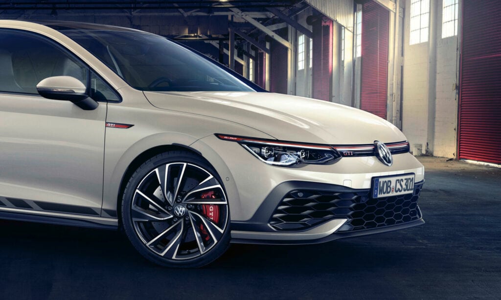 Volkswagen Golf R GTI RS står parkerad i garaget. (AI text)