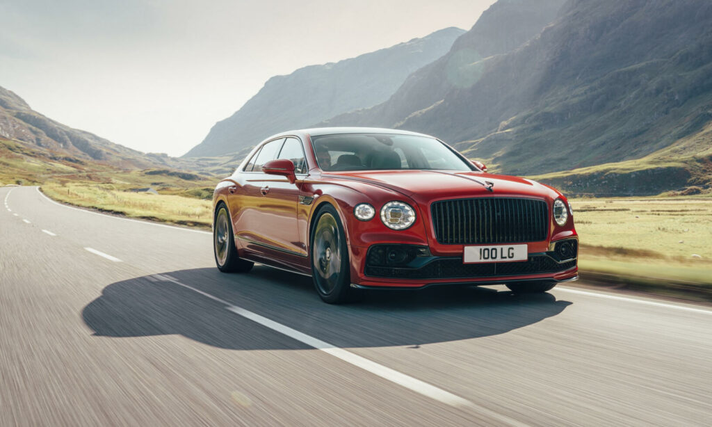 Bentley Continental GT kör nerför en bergig väg. (AI text)