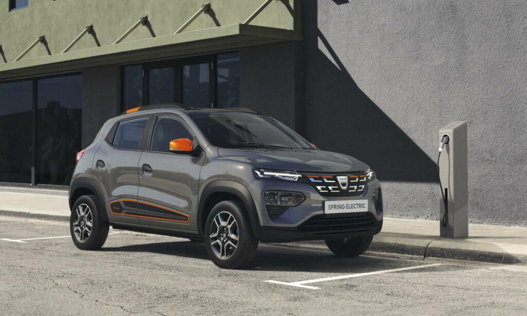 En bil parkerad framför ett byggnad. (AI text)