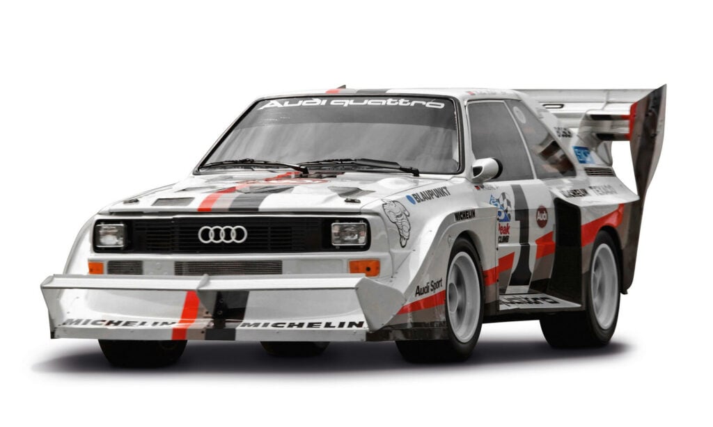 En Audi R8 rallybil på vit bakgrund. (AI text)