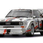 En Audi R8 rallybil på vit bakgrund. (AI text)