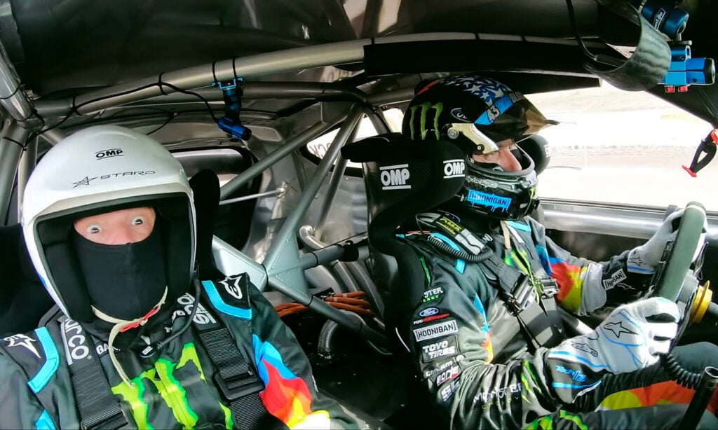 personen i förarsätet av en jättetruck (AI text)