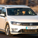 Volkswagen Passat TDI kör längs en väg. (AI text)
