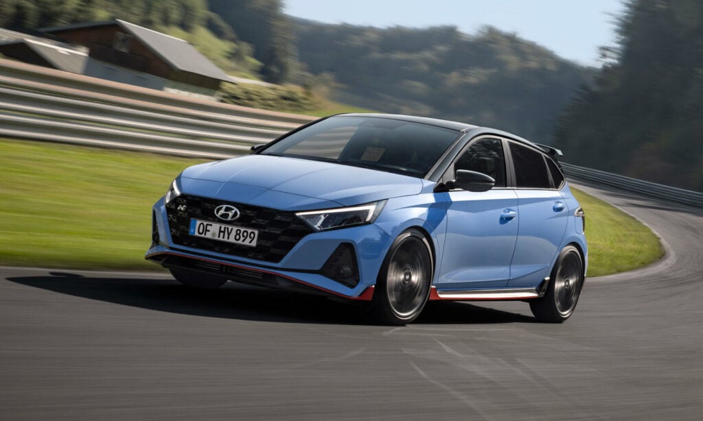 Hyundai i20-suv:an kör på en bana. (AI text)