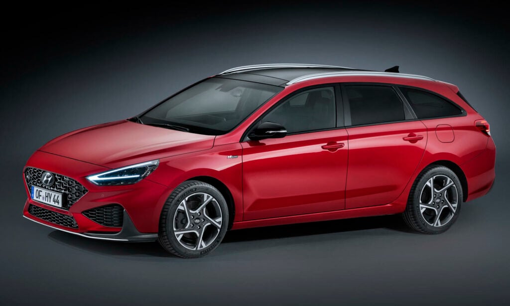Hyundai i30 kombi från 2019 visas mot en mörk bakgrund. (AI text)