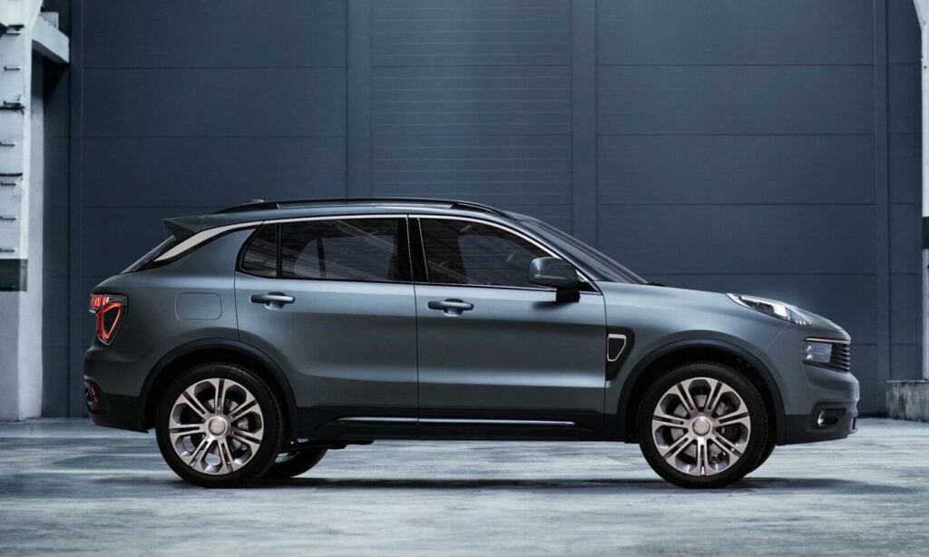 En grå SUV parkerad i ett garage. (AI text)