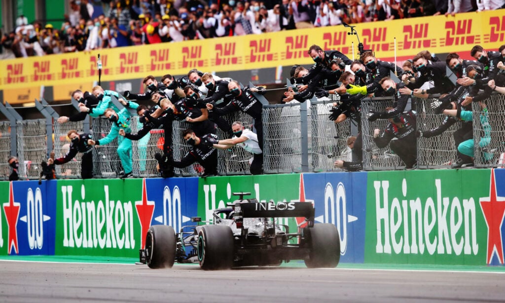 Lewis hamilton hyllas av teamet efter sin 92:a F1-seger. Foto: Joe Portlock / Getty Images