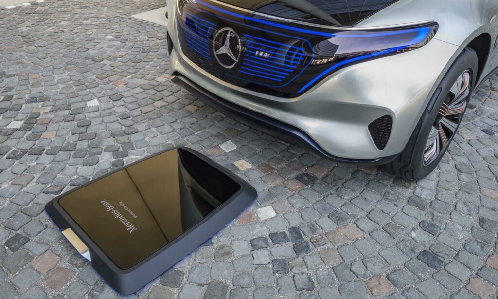Mercedes-Benz E-Klasse E EV-konceptbil parkerad på en stenlagd gata. (AI text)