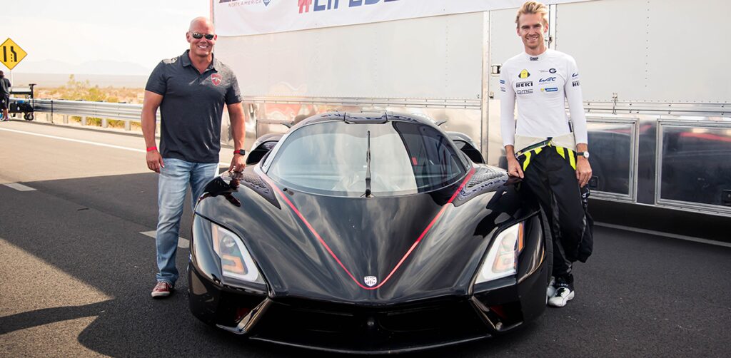 SSC:s Jerod Shelby (ingen relation till Caroll Shelby) och racingföraren Oliver Webb med den omstridda "rekordbilen" Tuatara.