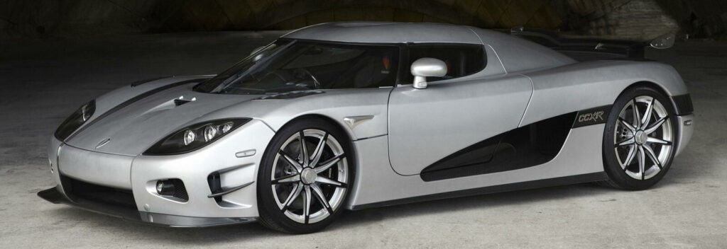 En Koenigsegg K1 supersportbil parkerad i en tunnel. (AI text)