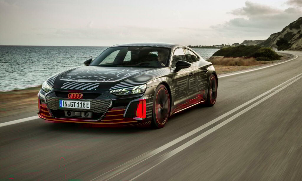 Audi RS5 GT driving längs vägen (AI text)