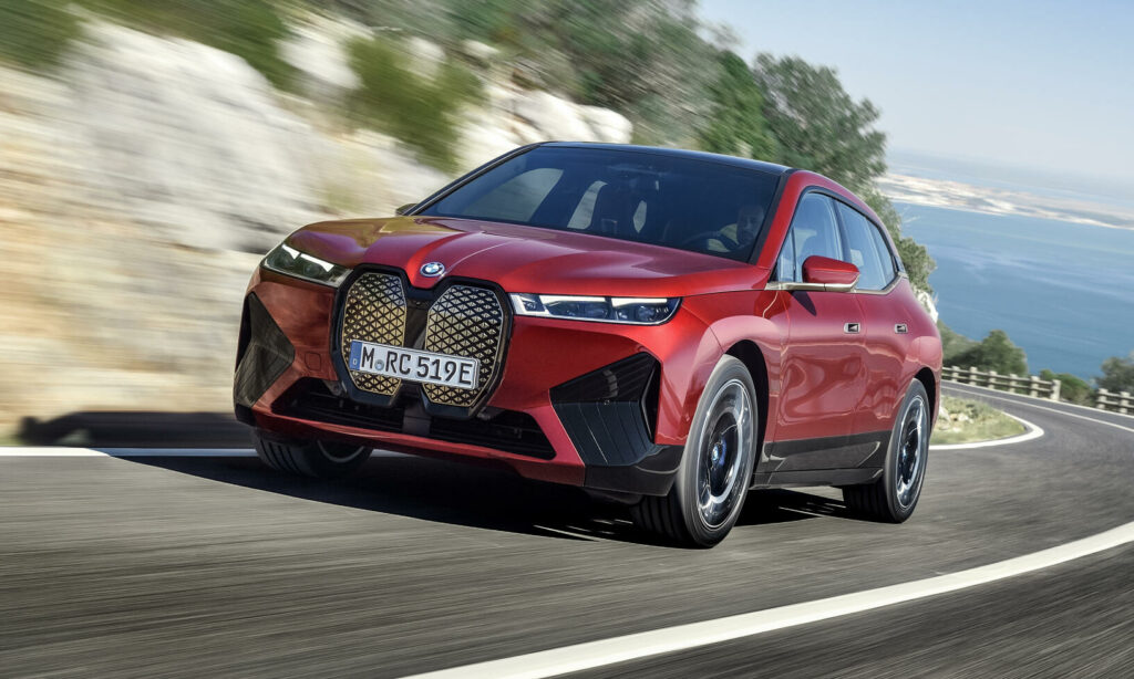 BMW X1 kör nedför en bergväg (AI text)